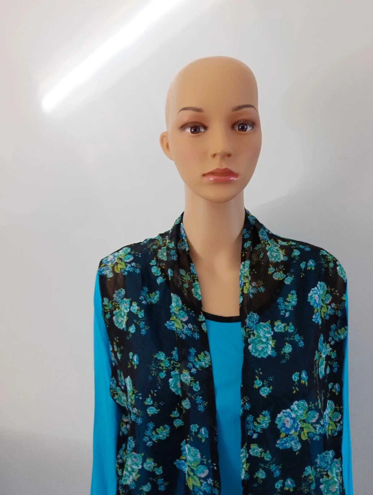 Haut femme Illusion bleu effet 2-en-1 avec voile fleuri – Taille M (8) – photo 3